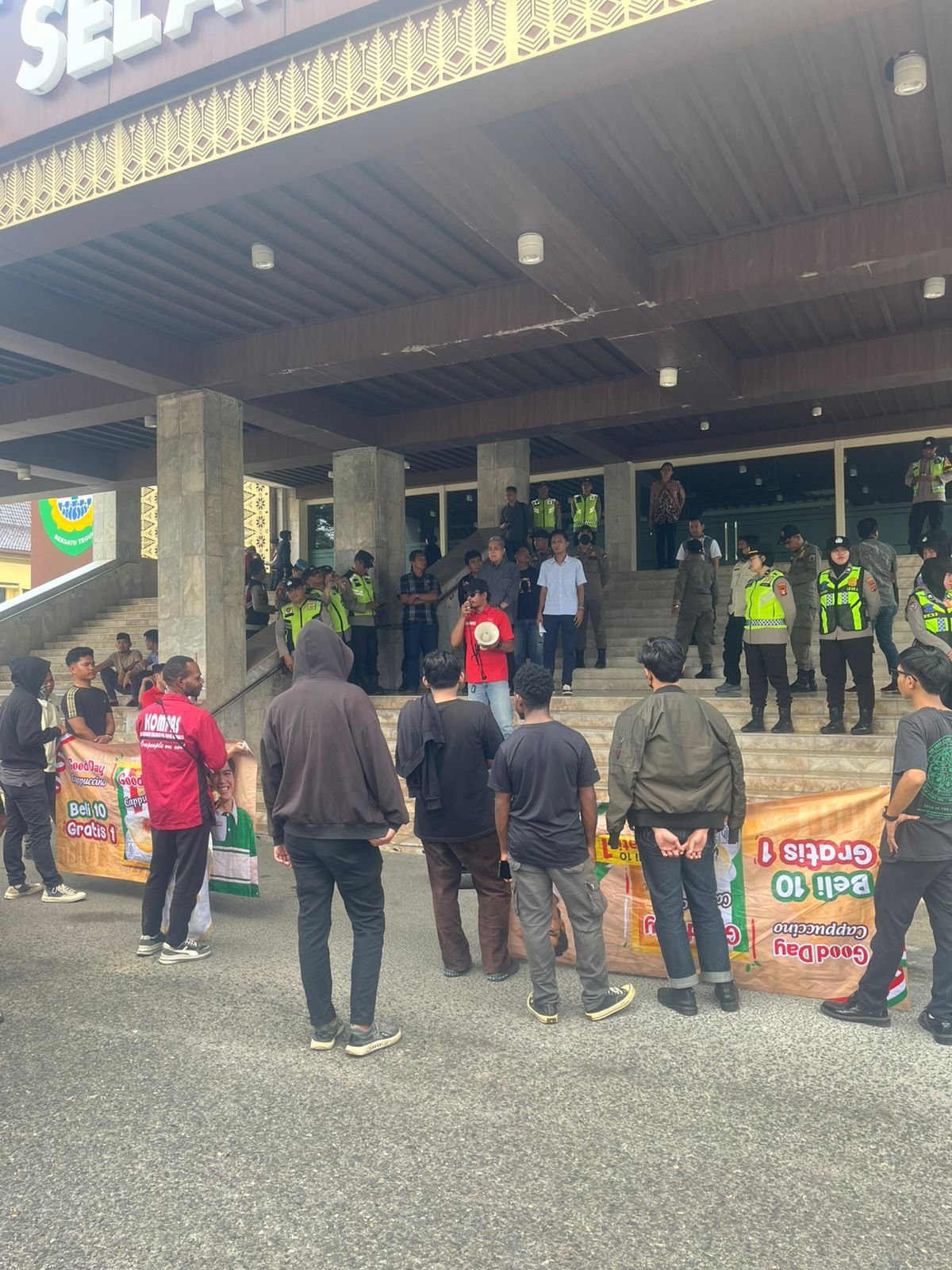 Front Mahasiswa Sumsel Geruduk DPRD: LMND, KMHDI, GMKI, dan KOMPAS Lawan Kebijakan Anggaran Anti-Rakyat